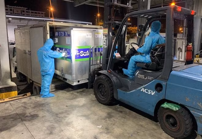 Cận cảnh lô vaccine AstraZeneca của Nhật Bản được nhập về Việt Nam lúc 1 giờ ngày 9/9 và được hoàn tất thông quan.