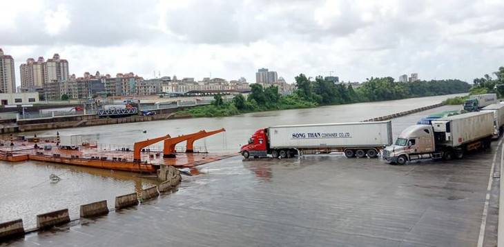 Cầu phao tạm nối TP. Móng Cái (Việt Nam) với TP. Đông Hưng (Trung Quốc)