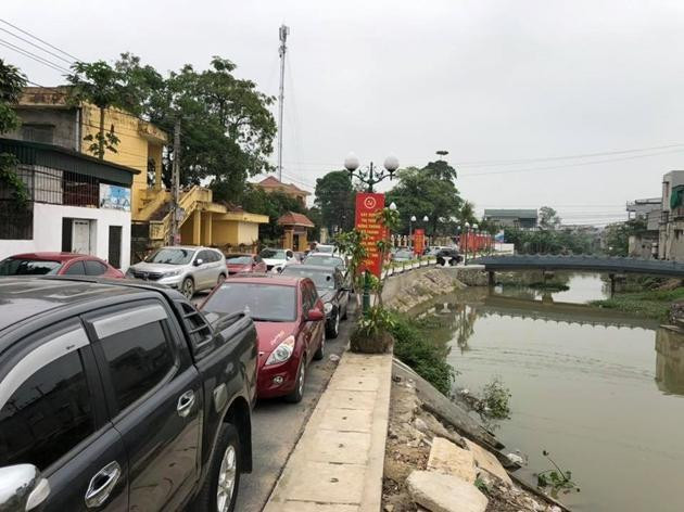 Hình ảnh xe ô tô nối đuôi gây tắc đường mỗi khi có phiên đấu giá đất ở Thanh Hóa