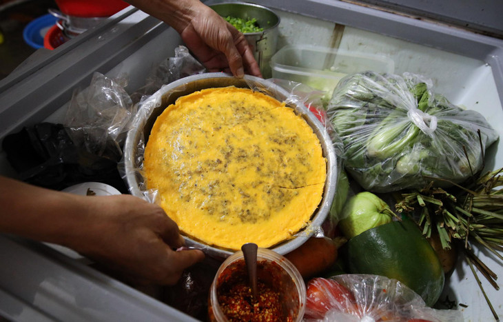 Hiện tại chúng tôi đã chuẩn bị hơn 100 suất để bán thăm dò vào ngày mai. Lúc trước dịch, mỗi ngày gia đình tôi bán từ 300-400 suất cơm với giá 35.000-45.000 đồng tùy món.