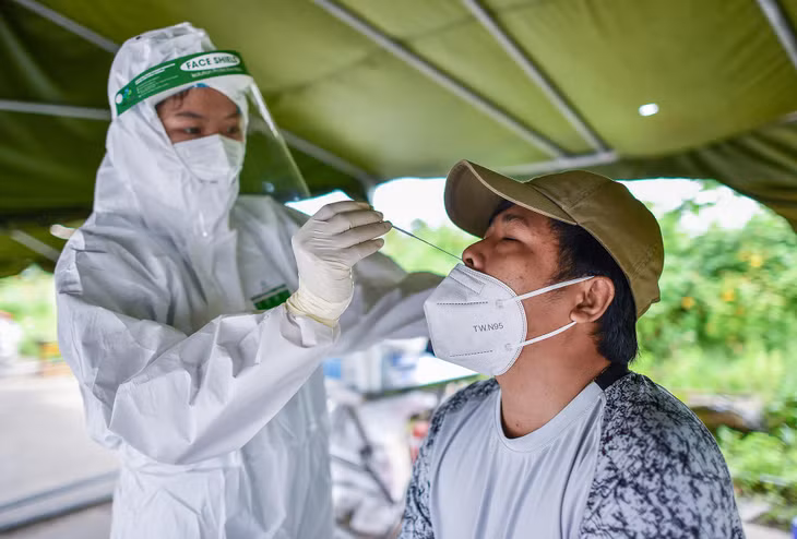 Cũng tại chốt kiểm soát trên quốc lộ 13, đoạn giao giữa TP Thủ Dầu Một và thị xã Thuận An, lực lượng chức năng bố trí một tổ y tế thực hiện việc test nhanh Covid-19 cho người dân vào địa phận thành phố, nhưng chưa có phiếu xác nhận âm tính SARS-CoV-2.