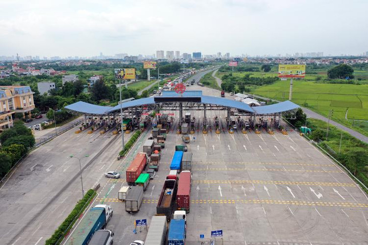 Hàng dài phương tiện ùn tắc tại trạm kiểm soát cao tốc Pháp Vân - Cầu Giẽ