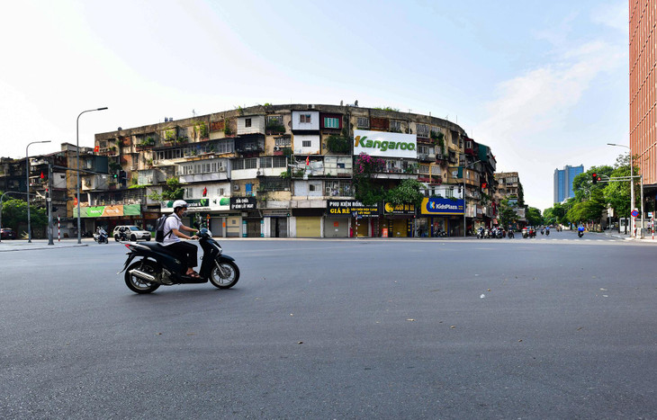 Ngã tư Phạm Ngọc Thạch, Tôn Thất Tùng, Đông Tác và Chùa Bộc lúc 7h40