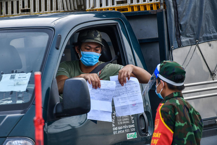 Các trường hợp được cấp “thẻ thông hành vaccine” gồm: Người dân đã tiêm 1 mũi vaccine phòng Covid-19 sau 14 ngày hoặc đã tiêm đủ 2 mũi. Ngoài ra, những người thuộc diện được phép ra đường theo Chỉ thị 16 vẫn đi lại bình thường, khi đi mang theo giấy tờ theo quy định.