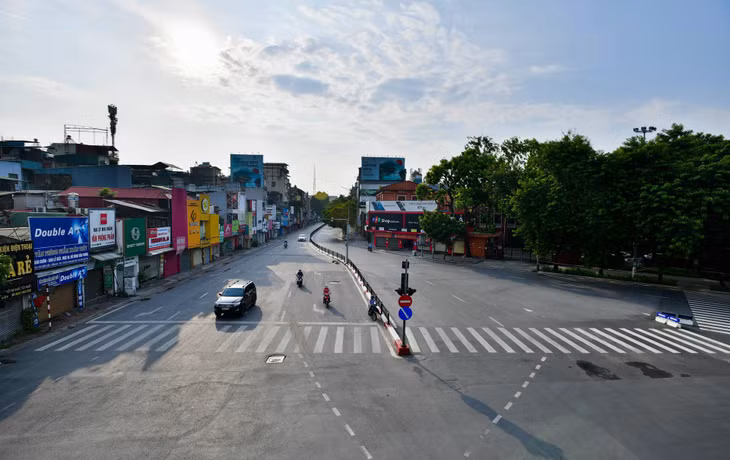 7h20, khung cảnh thưa thớt người qua lại trên phố Chùa Bộc.