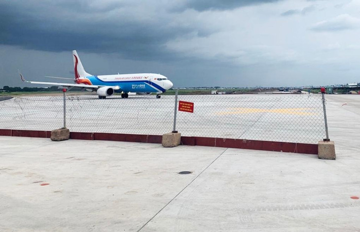 Máy bay di chuyển qua đường băng S7 sau khi đưa vào khai thác