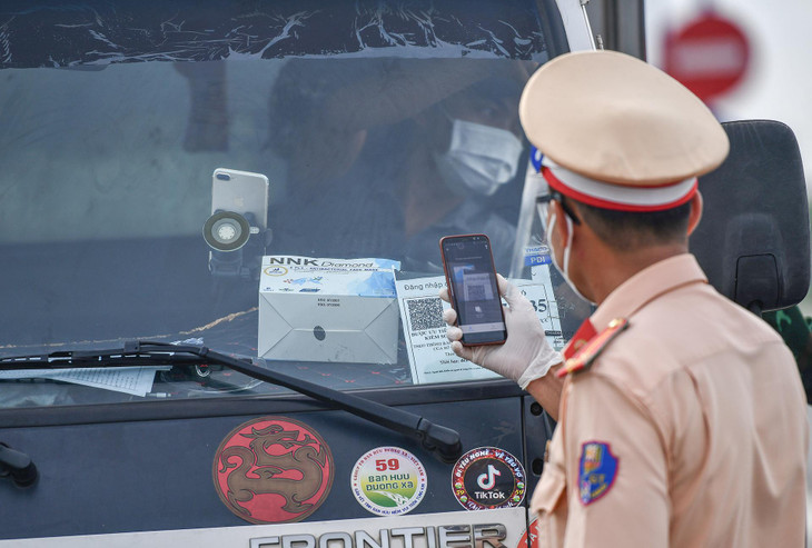 Đối với ôtô, lực lượng chức năng sẽ kiểm tra lịch trình và thông tin tiêm chủng, kết quả xét nghiệm Covid-19 qua hệ thống mã code đã được áp dụng trước đây.