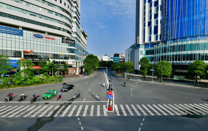 Cùng thời điểm, phố Thái Hà vắng vẻ phương tiện lưu thông.