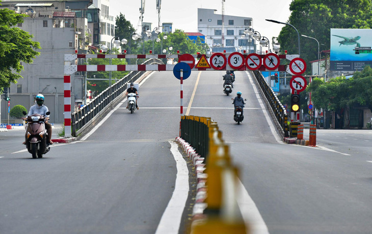 7h15, tại cầu vượt Thái Hà - Tây Sơn, lượng xe cộ đi lại khác so với cùng thời điểm này ngày thứ 6.