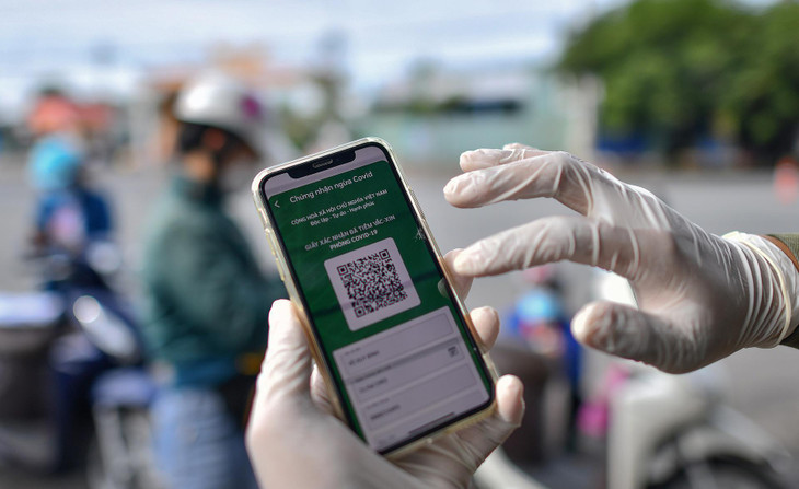 &quot;Thẻ thông hành vaccine&quot; có thể là mẫu giấy xác nhận đã tiêm vaccine của ngành chức năng, hoặc mã QR chứng nhận đã tiêm vaccine phòng Covid-19. Đến chốt, người dân chỉ việc xuất trình mã code, lực lượng chức năng sẽ quét mã và nhận thông tin lịch sử tiêm chủng.