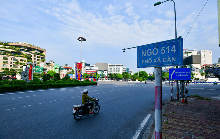 Nút giao Xã Đàn, Tôn Đức Thắng, Nguyễn Lương Bằng thông thoáng. Những ngày trước đó, nơi đây vẫn đông người qua lại.