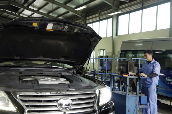 Kiểm định xe tại một trung tâm đăng kiểm Hà Nội