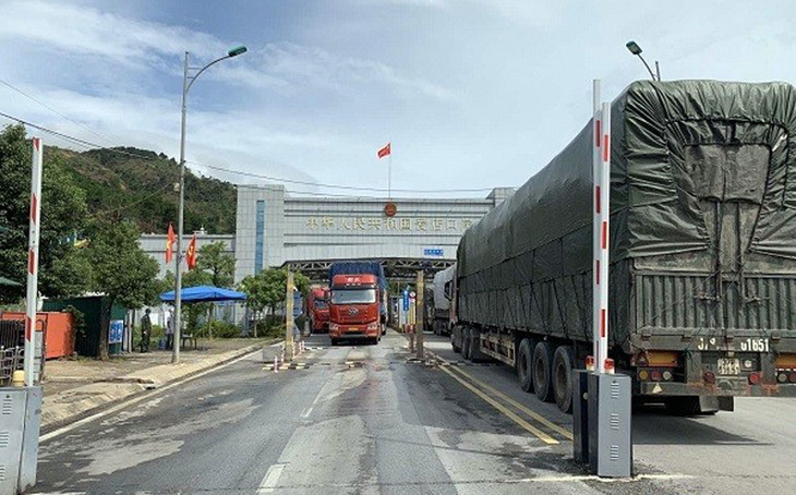 Hàng hóa qua cửa khẩu sôi động trở lại