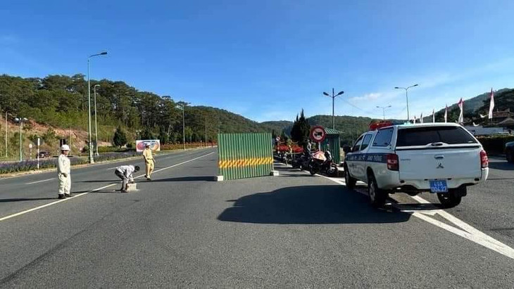 Lực lượng chức năng đóng đèo Prenn. Ảnh: HNM