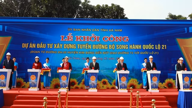 Các đại biểu bấm nút khởi công Dự án đầu tư xây dựng tuyến đường bộ song hành Quốc lộ 21, tại xã Khả Phong, huyện Kim Bảng, Ảnh: VGP