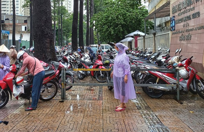 Bãi xe lấn chiếm vỉa hè