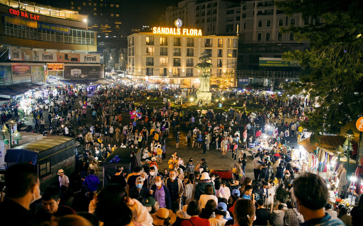 Chợ đêm ở trung tâm TP. Đà Lạt luôn trong tình trạng quá tải dịp cuối tuần