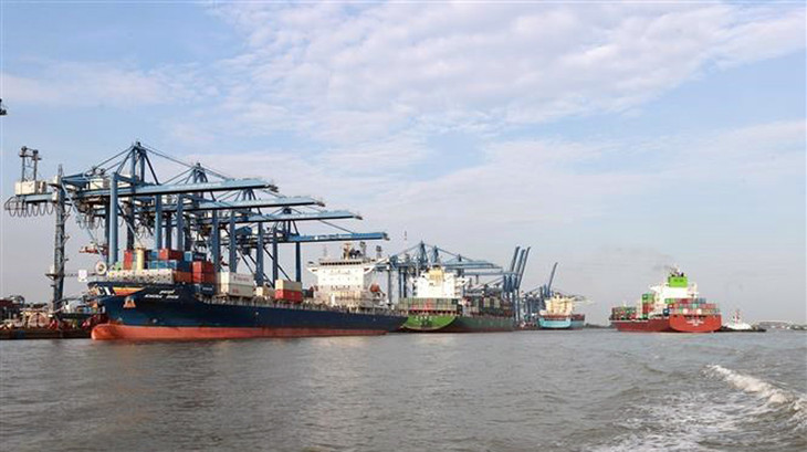 Tàu ra vào bốc xếp hàng hóa tại Cảng Tân cảng Cát Lái.