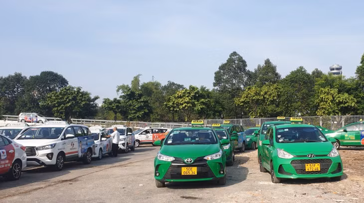 Bãi đệm cho taxi hoạt động tại sân bay Tân Sơn Nhất dịp cao điểm Tết Nguyên đán 2023