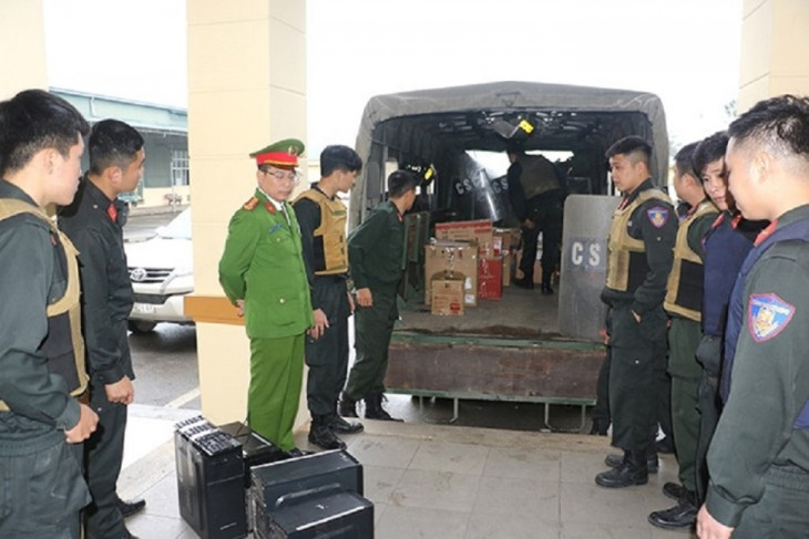 Lực lượng công an khám xét, thu giữ nhiều tài liệu liên quan vụ án. Ảnh: CAND