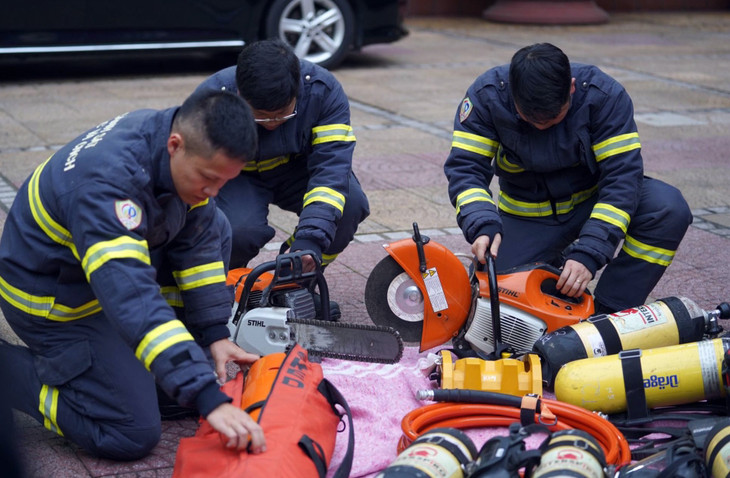 Các chiến sĩ sắp xếp phương tiện, thiết bị trước giờ khởi hành