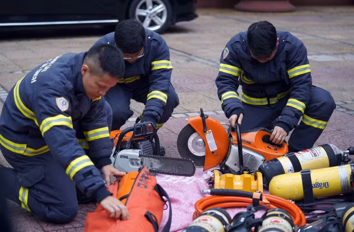 Các chiến sĩ sắp xếp phương tiện, thiết bị trước giờ khởi hành