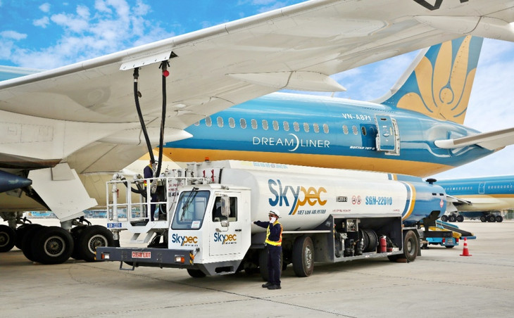 Xe bồn Skypec tiếp nhiên liệu cho máy bay Vietnam Airlines
