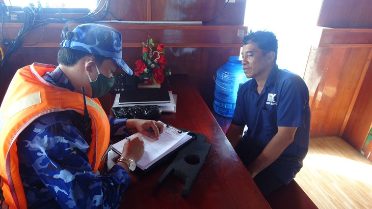 Lập biên bản với các chủ tàu