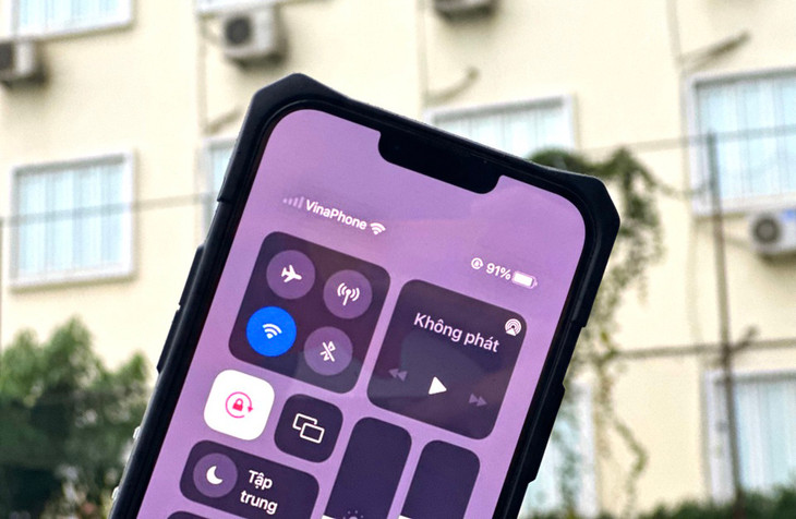 Nhiều người dùng mạng di động VinaPhone cho biết, điện thoại mất sóng, không thể nhắn tin, gọi điện hay dùng 4G. Ảnh minh họa
