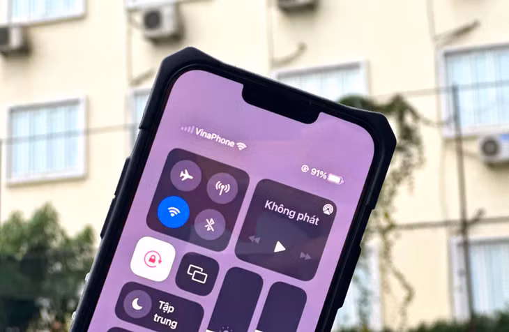 Nhiều người dùng mạng di động VinaPhone cho biết, điện thoại mất sóng, không thể nhắn tin, gọi điện hay dùng 4G. Ảnh minh họa