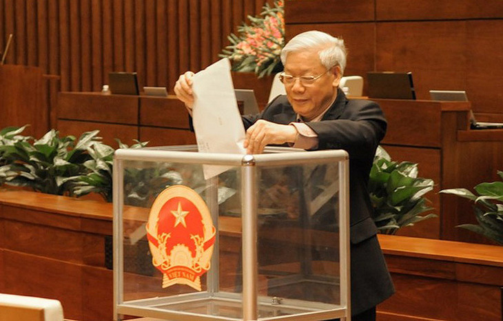 Tổng Bí thư Nguyễn Phú Trọng bỏ phiếu tín nhiệm vào hộp phiếu trong phiên họp của Quốc hội khóa 13. Ảnh: Quốc hội