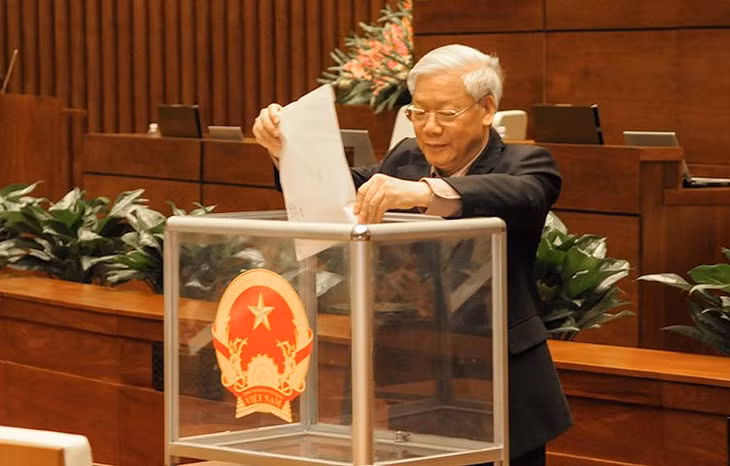 Tổng Bí thư Nguyễn Phú Trọng bỏ phiếu tín nhiệm vào hộp phiếu trong phiên họp của Quốc hội khóa 13. Ảnh: Quốc hội
