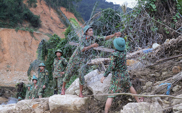 Bộ đội thực hiện việc nắn dòng sông Rào Trăng