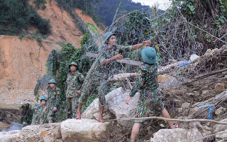 Bộ đội thực hiện việc nắn dòng sông Rào Trăng