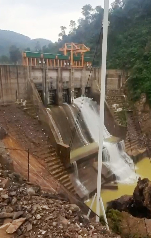 Thủy điện Thượng Nhật tự ý tích nước, chỉ mở 1 cửa van nhỏ cho nước chảy