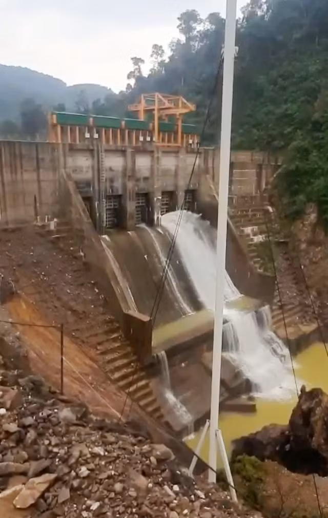 Thủy điện Thượng Nhật tự ý tích nước, chỉ mở 1 cửa van nhỏ cho nước chảy