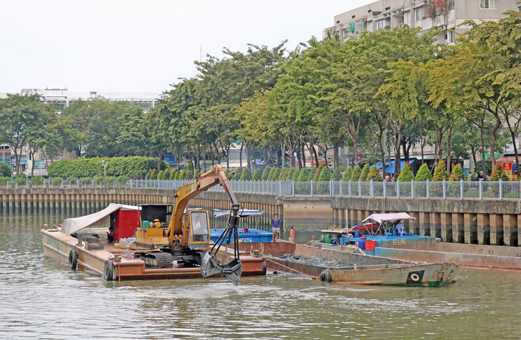 Sà lan nạo vét bùn trên kênh Nhiêu Lộc - Thị Nghè, đoạn gần cầu Bông, Quận 1