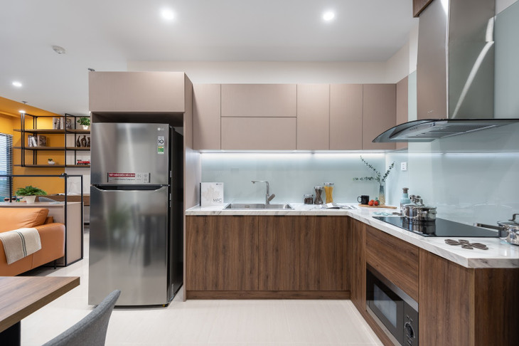 Tủ bếp hình chữ L sang trọng, tối đa diện tích sử dụng cho người dùng mà vẫn tạo cảm giác không gian rộng rãi