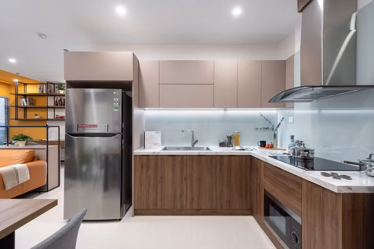 Tủ bếp hình chữ L sang trọng, tối đa diện tích sử dụng cho người dùng mà vẫn tạo cảm giác không gian rộng rãi