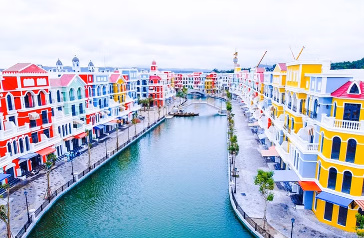 Các căn shop trải dọc dự án với hình thức kinh doanh đa dạng, đem tới nguồn lợi tỉ USD cho nhà đầu tư