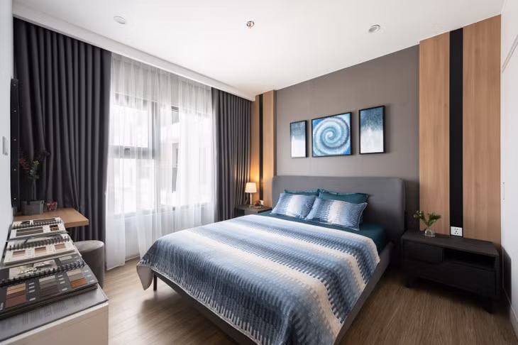 Phòng ngủ lớn tại căn hộ 3 phòng ngủ ở Vinhomes Smart City với tone màu trầm, đơn giản, thanh lịch, có diện tích rộng rãi để bày trí, vẫn còn không gian đặt cũi em bé với các gia đình trẻ có con nhỏ