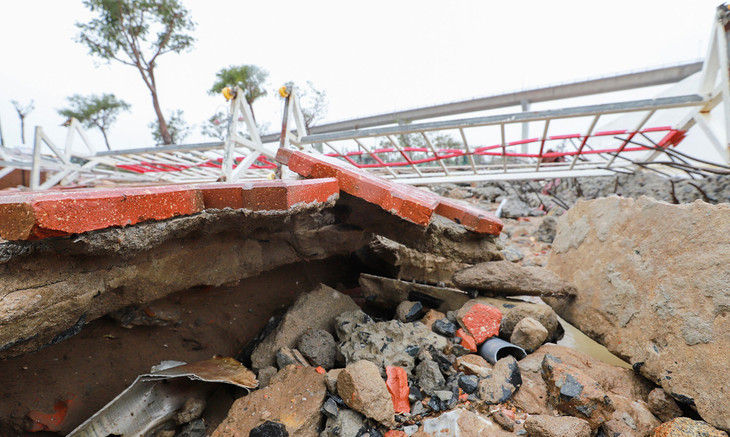 Nhiều đoạn vỉa hè bị xói lở Nhiều đoạn vỉa hè bị xói lở