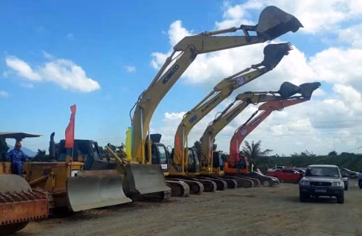 Các nhà thầu đã chuẩn bị đầy đủ các phương tiện để thi công dự án