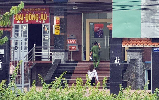 Công an đến ngân hàng điều tra vụ cướp