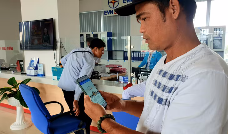 Khách hàng tại Điện lực Châu Thành (Hậu Giang) cài đặt ứng dụng EVNSPC CSKH. Ảnh: CSKH EVNSPC.