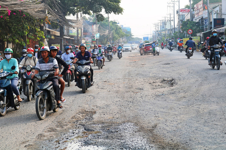 Xe chạy trên đường Lương Định Của, đoạn thi công dở dang gần giao lộ với đường Nguyễn Hoàng Xe chạy trên đường Lương Định Của, đoạn thi công dở dang gần giao lộ với đường Nguyễn Hoàng