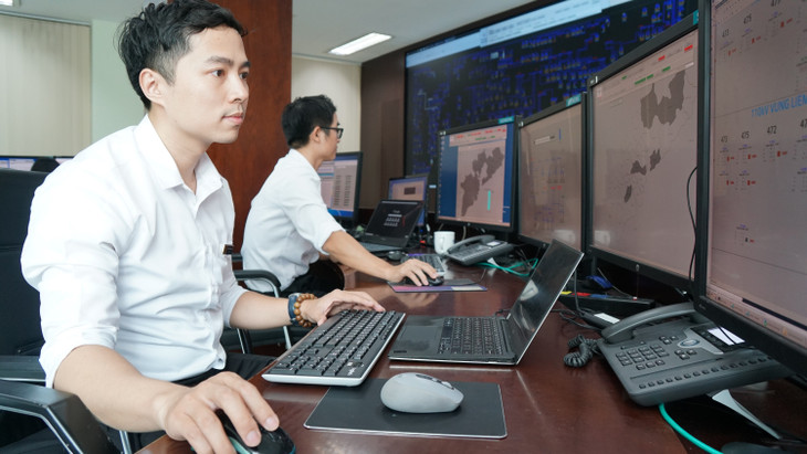 Nhân viên theo dõi, vận hành điều khiển từ xa hệ thống trạm và lưới điện tại các tỉnh phía Nam. Ảnh: CSKH EVNSPC