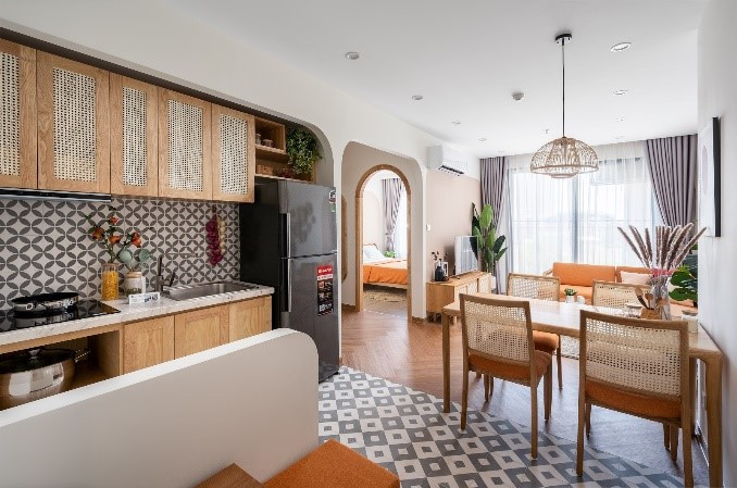 1 mẫu căn hộ 1 phòng ngủ 43m2 tại Vinhomes Smart City sử dụng nội thất gỗ kết hợp mây tre mộc mạc, thân thuộc với người Việt đem đến vẻ đẹp nhẹ nhàng. Sự đồng nhất tông màu sáng, bóng gương giúp nới rộng không gian, tạo cảm giác mát mẻ cho tổng thể căn hộ.