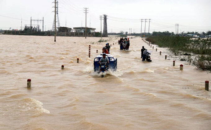 Quốc lộ 49B qua xã Phú Thanh ngập sâu, ngày 11/11