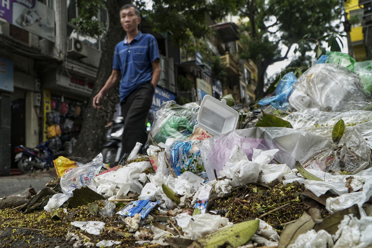 Rác chất đống trên phố Yên Phụ